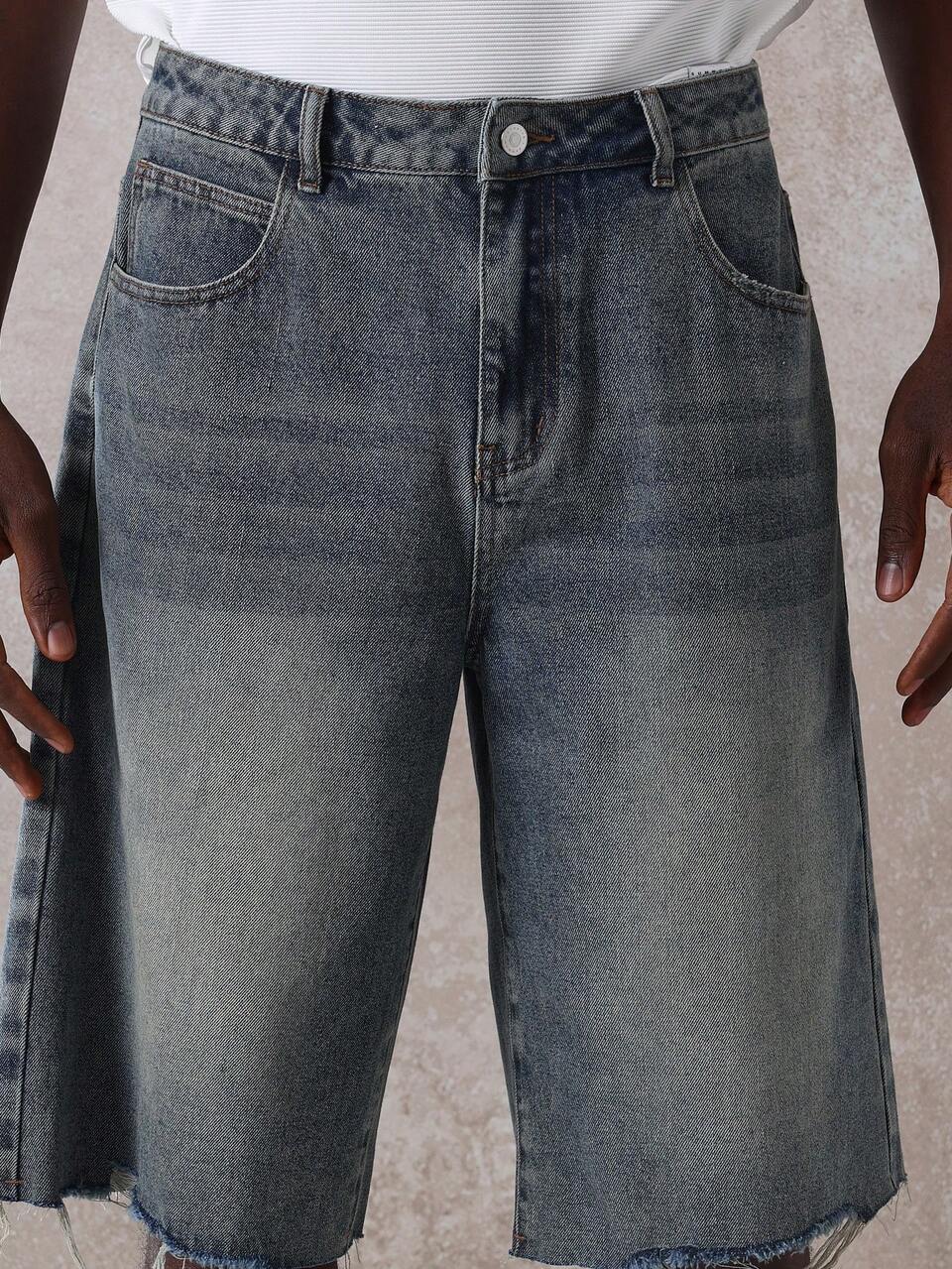 Bermudas Denim desgastadas, comprimento desfiado, bainha desfiada, ajuste relaxado