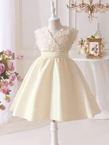 SHEIN DRMZ 年轻女孩 3D 玫瑰花装饰连衣裙无袖纯色 V 领 A 字裙，酒红色，可爱优雅、甜美时尚，适合派对、节日和生日穿着、家庭度假搭配、妈妈和女儿和姐妹搭配。 - 杏色 - 查看 3