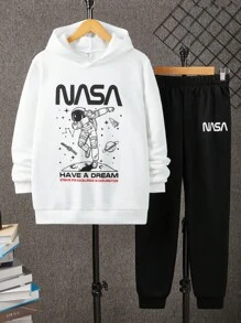 SHEIN Leap Crew 2 件套青少年男孩休闲百搭保暖宇航员主题印花连帽衫和裤子套装，适合派对、学校、郊游，羊毛材质，加厚，秋冬 - 黑與白 - 查看 1