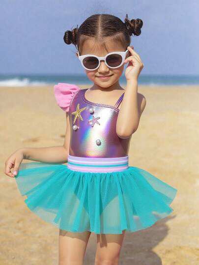 SHEIN Traje de baño de una pieza para niña con diseño de estrella de mar bordada, decoración de perlas y volantes, con falda de malla para la playa y decoración de cuello asimétrico