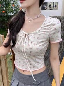 DAZY 女士短款修身镂空前系带短袖休闲 T 恤可爱上衣春夏花卉