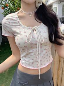 DAZY 女士短款修身镂空前系带短袖休闲 T 恤可爱上衣春夏花卉