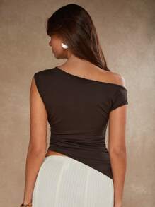 COSMINA 女士棕色褶饰不对称下摆时尚露肩上衣 - 棕色 - 查看 2