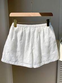 Comfortcana Pantalones cortos con cintura de cordón, bordados con un patrón quemado, tejidos en blanco para damas