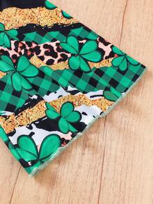 Camisa T de Manga Curta de Gola Redonda Verde Verão para Meninas, Combinada com Calça Flare com Estampa de Trevo e Estampa de Onça, Adequada para Usar no Dia de São Patrício