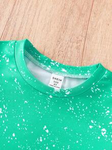 Camisa T de Manga Curta de Gola Redonda Verde Verão para Meninas, Combinada com Calça Flare com Estampa de Trevo e Estampa de Onça, Adequada para Usar no Dia de São Patrício