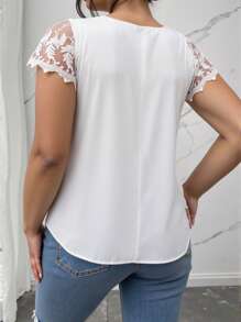 Maglietta casual estiva taglia comoda, colore uniforme, con inserti in pizzo e pieghe