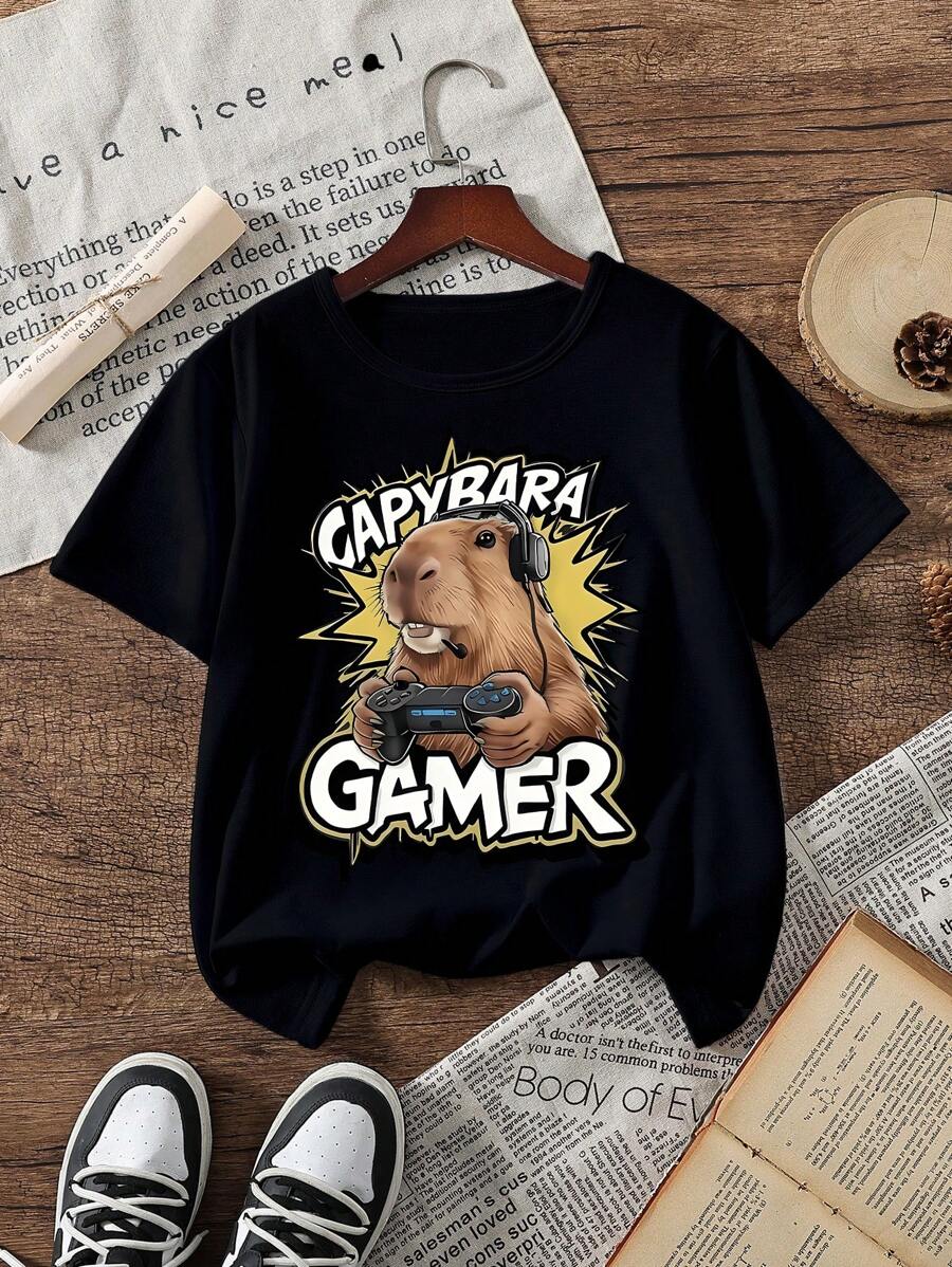 SHEIN 青少年男孩休闲卡通动物戴耳机图案印花短袖圆领 T 恤，适合日常穿着和节日 T 恤（单独出售 1 件） - 黑色 - 查看 1