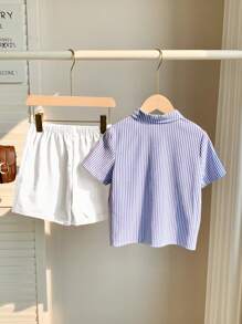 Conjunto de 2 piezas de camisa de polo de manga corta con cuello y decoración de cinta a rayas de estilo universitario deportivo de colores, y pantalones cortos de tela tejida caqui. Adecuado para uso diario, primavera/verano, deportes, salidas, campus, reuniones, vacaciones, sesiones fotográficas, vuelta al colegio. - Blanco - Ver 4