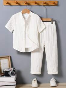 SHEIN Vintaside Kids 2 pièces Ensemble : Chemise à manches courtes de couleur unie texturée froissée pour jeunes garçons + Pantalon long assorti texturé froissé. Polyvalent et confortable, convient pour le port quotidien, les activités extérieures, les voyages, l'école, le printemps/été