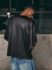 Manfinity NXTstreet Kaos Pria Lengan Pendek Longgar dengan Motif Angka dan Bahu Turun - Hitam - View 2
