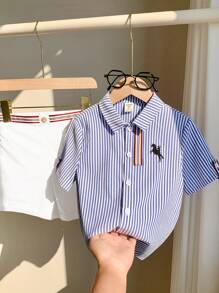 Conjunto de 2 piezas de camisa de polo de manga corta con cuello y decoración de cinta a rayas de estilo universitario deportivo de colores, y pantalones cortos de tela tejida caqui. Adecuado para uso diario, primavera/verano, deportes, salidas, campus, reuniones, vacaciones, sesiones fotográficas, vuelta al colegio. - Blanco - Ver 5