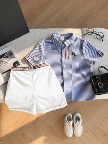 Conjunto de 2 piezas de camisa de polo de manga corta con cuello y decoración de cinta a rayas de estilo universitario deportivo de colores, y pantalones cortos de tela tejida caqui. Adecuado para uso diario, primavera/verano, deportes, salidas, campus, reuniones, vacaciones, sesiones fotográficas, vuelta al colegio. - Blanco - Ver 3