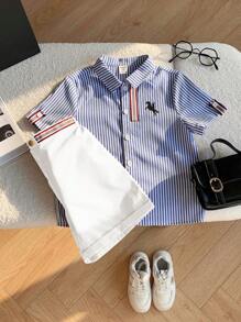 Conjunto de 2 piezas de camisa de polo de manga corta con cuello y decoración de cinta a rayas de estilo universitario deportivo de colores, y pantalones cortos de tela tejida caqui. Adecuado para uso diario, primavera/verano, deportes, salidas, campus, reuniones, vacaciones, sesiones fotográficas, vuelta al colegio. - Blanco - Ver 7
