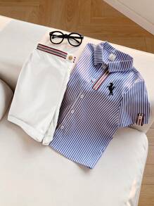 Conjunto de 2 piezas de camisa de polo de manga corta con cuello y decoración de cinta a rayas de estilo universitario deportivo de colores, y pantalones cortos de tela tejida caqui. Adecuado para uso diario, primavera/verano, deportes, salidas, campus, reuniones, vacaciones, sesiones fotográficas, vuelta al colegio. - Blanco - Ver 6