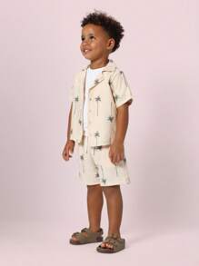 SUMWON Conjunto coordinado de verano con estampado de palmeras, camisa de manga corta con botones y pantalones cortos a juego, conjunto informal de vacaciones playeras para niños pequeños - Beis - Ver 1