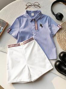 Conjunto de 2 piezas de camisa de polo de manga corta con cuello y decoración de cinta a rayas de estilo universitario deportivo de colores, y pantalones cortos de tela tejida caqui. Adecuado para uso diario, primavera/verano, deportes, salidas, campus, reuniones, vacaciones, sesiones fotográficas, vuelta al colegio. - Blanco - Ver 1