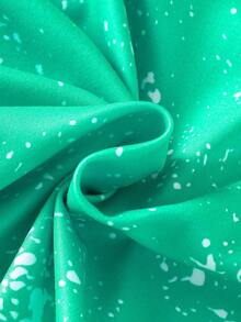 Camisa T de Manga Curta de Gola Redonda Verde Verão para Meninas, Combinada com Calça Flare com Estampa de Trevo e Estampa de Onça, Adequada para Usar no Dia de São Patrício