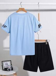 SHEIN 2pcs Tween Boy Athletic Rib Fabric Vertical Striped Pattern Sports Short Sleeve T-Shirt And Shorts Set