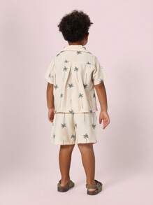 SUMWON Conjunto coordinado de verano con estampado de palmeras, camisa de manga corta con botones y pantalones cortos a juego, conjunto informal de vacaciones playeras para niños pequeños - Beis - Ver 2