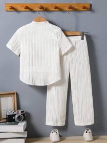 SHEIN Vintaside Kids 2 pièces Ensemble : Chemise à manches courtes de couleur unie texturée froissée pour jeunes garçons + Pantalon long assorti texturé froissé. Polyvalent et confortable, convient pour le port quotidien, les activités extérieures, les voyages, l'école, le printemps/été