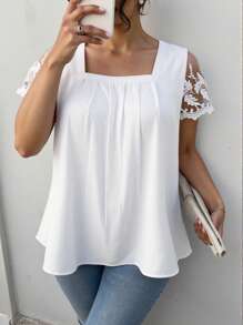 Maglietta casual estiva taglia comoda, colore uniforme, con inserti in pizzo e pieghe
