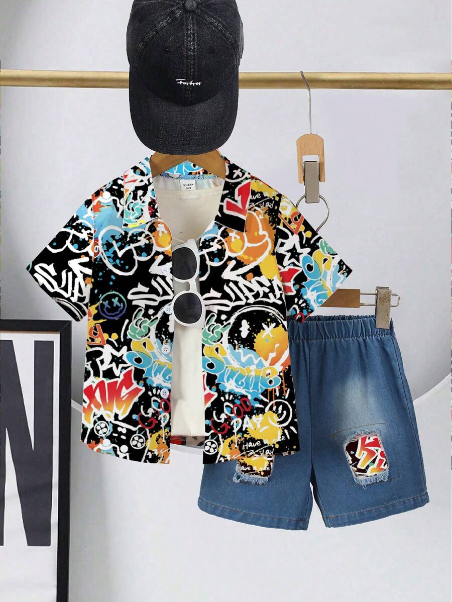 SHEIN 男童印花衬衫和水洗拼接短裤两件套。街头涂鸦酷炫印花设计搭配水洗牛仔面料，时尚有型，适合夏季穿着。简约时尚的设计，展现男孩的个性魅力，适合4-7岁儿童日常休闲穿着，也适合度假、旅行、休闲放松、日光浴等夏季活动。