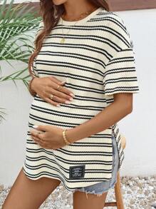 SHEIN Maglietta estiva da maternità con scollo rotondo, maniche corte, orlo spaccato e stampa a righe a contrasto - Cachi - Visualizzare 5