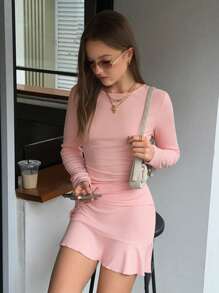 INAWLY XinYin EZwear 女士迷你连衣裙采用小圆领、长袖、褶皱荷叶边下摆、大号圆形纽扣和短裙设计。这是一款中等弹力的纯色修身迷你连衣裙，适合秋冬季日常穿着。它时尚且适合休闲穿着。 - 粉色 - 查看 4