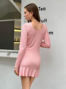INAWLY XinYin EZwear 女士迷你连衣裙采用小圆领、长袖、褶皱荷叶边下摆、大号圆形纽扣和短裙设计。这是一款中等弹力的纯色修身迷你连衣裙，适合秋冬季日常穿着。它时尚且适合休闲穿着。 - 粉色 - 查看 2