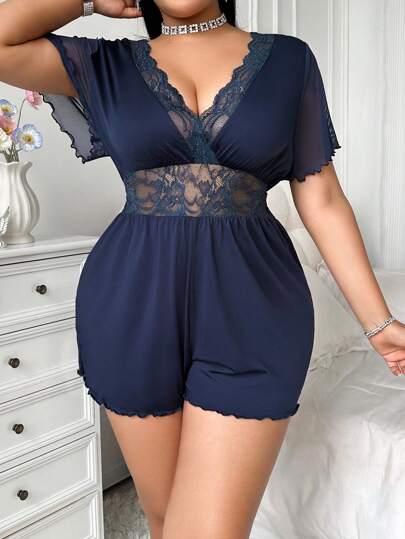 Pijama Macacão Plus Size com Contraste de Renda e Tela