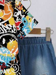 SHEIN 2Pcs/Set Young Boy Printed Shirt And Washed Applique Shorts. The Graffiti Print Style Is And Cool, Paired With Excellent Denim Washing Craft. The Fashion And Generous Design Is Suitable For Summer Wear. The Simple And Stylish Design Showcases The Boy's Personalized, Suitable For 4-7 Years Old Kids' Casual Daily Wear, Getaway, Holiday, Travel, Relax, Sunbathing, Summer