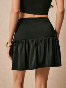 Poéselle Jupe mini plissée noire chic avec détail de boucle unique, idéale pour une soirée élégante. Jupe plissée pour femmes, jupe mini noire, jupe décontractée élégante, mode d'été chic pour femmes, jupe d'été pour femmes, jupe petite pour femmes - Noir - Voir 2