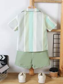 SHEIN Set de 2 piezas con camisa de manga corta con bloques de color y rayas y pantalones cortos para niño pequeño