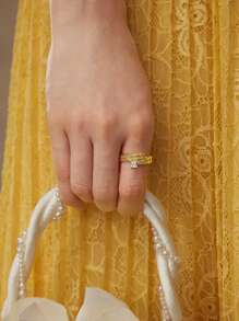 MOTF PREMIUM 方形钻石扭曲开口戒指 - 金色 - 查看 1