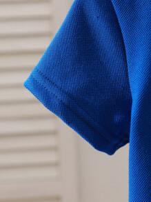 SHEIN Playful Pals 男嬰皇家藍 Polo 領短袖 T 恤，刺繡圖案，夏季休閒職業日返校嬰兒服裝，雙鈕扣設計 - 藍色 - 查看 5
