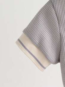 SHEIN Playful Pals Conjunto de top de manga corta y pantalones cortos de estilo casual y sencillo para niño bebé. El color verde menta es elegante y es un imprescindible de la moda. Es un artículo básico y versátil para el verano. Se puede usar como ropa de estar cómoda y holgada, ropa deportiva o usarse fuera en ocasiones como vacaciones, salidas y otros entornos casuales. - Gris - Ver 4