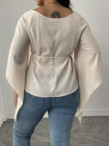 Flirla Große Größen Einfarbige Bluse mit 3D Blumen Detail und Twist Vorderseite