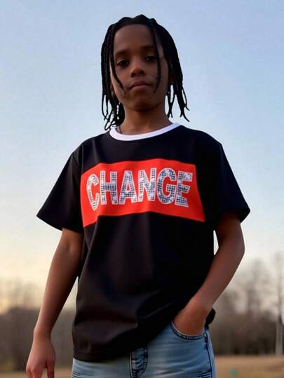 Parte superior a juego para niño preadolescente, camiseta de manga corta de cuello redondo, diseño de bloques de color, estampado de letras, estilo casual americano de corte holgado, adecuado para el hogar, al aire libre, reuniones familiares, viajes, ocio