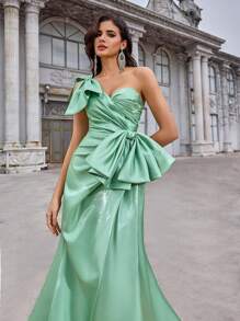 Glamrae فستان لموسم الربيع والصيف أنيق فاخر وأنيق ذو ظل أخضر براق بقماش الساتان ذو تصميم متباين في الرقبة بنسيج ثلاثي الأبعاد على شكل زهرة متجعّد مع ذيل مصغّر مائل وأشرطة خلفية مربوطة، مناسب لحفلات العشاء وعيد العروس والموعد وحفلة عيد الميلاد والعطلات والحفلات الرسمية والزفاف (طراز ثقيل)، لزوار حفل الزفاف
