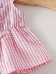 SHEIN Vintaside Kids Infant Girl Popular Spring Summer Pink Striped Top With Bow Decor And Ruffle Shorts Set, Comfortable, Chic Bow Detail, High-End Fashion, Versatile For Casual Occasions