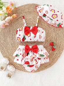 春夏女宝宝，简约优雅，可爱有趣。草莓花朵印花，撞色，蝴蝶结肩带，下装套装带帽子