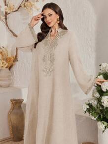 Al Najma 优雅刺绣领和喇叭袖连衣裙，端庄