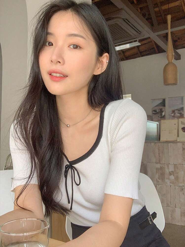 Women Contrast Color Lace-Up Fitted Short Sleeve White Knit Top, Spring/Summer