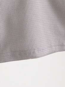 SHEIN Playful Pals Conjunto de top de manga corta y pantalones cortos de estilo casual y sencillo para niño bebé. El color verde menta es elegante y es un imprescindible de la moda. Es un artículo básico y versátil para el verano. Se puede usar como ropa de estar cómoda y holgada, ropa deportiva o usarse fuera en ocasiones como vacaciones, salidas y otros entornos casuales. - Gris - Ver 3