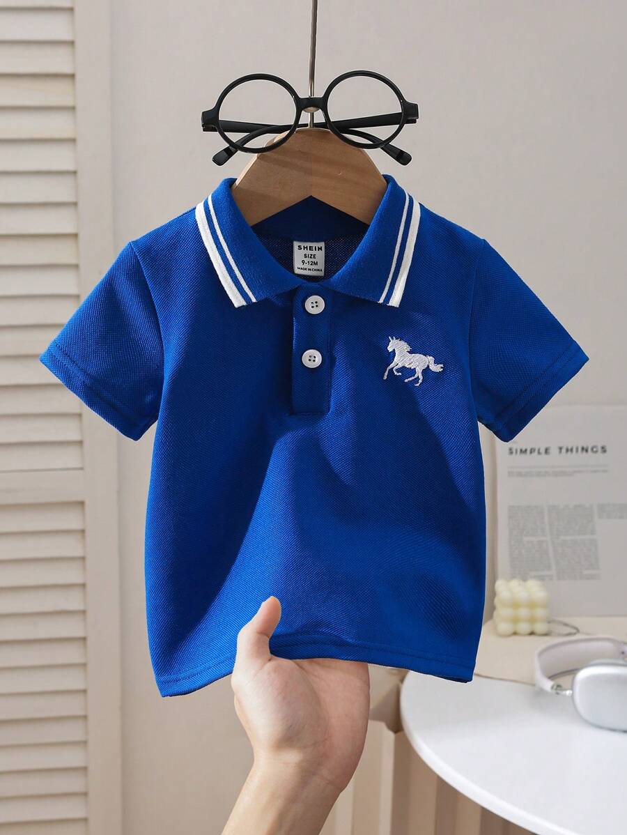 SHEIN Playful Pals 男嬰皇家藍 Polo 領短袖 T 恤，刺繡圖案，夏季休閒職業日返校嬰兒服裝，雙鈕扣設計