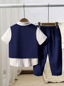 SHEIN Bộ 2 món trang phục lịch lãm và thoải mái dành cho bé trai, bao gồm áo vest màu be và quần lửng màu xanh navy, thích hợp cho mùa xuân/hè, mặc hàng ngày, đi chơi, đến trường, họp mặt, lễ hội, biểu diễn và chụp ảnh. - Màu xanh hải quân - Xem 2