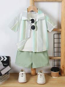 SHEIN Set de 2 piezas con camisa de manga corta con bloques de color y rayas y pantalones cortos para niño pequeño