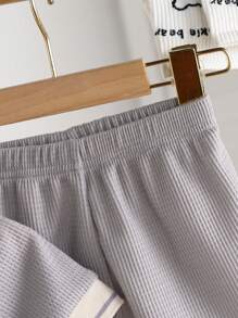 SHEIN Playful Pals Conjunto de top de manga corta y pantalones cortos de estilo casual y sencillo para niño bebé. El color verde menta es elegante y es un imprescindible de la moda. Es un artículo básico y versátil para el verano. Se puede usar como ropa de estar cómoda y holgada, ropa deportiva o usarse fuera en ocasiones como vacaciones, salidas y otros entornos casuales. - Gris - Ver 5