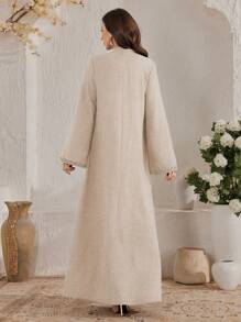 Al Najma 优雅刺绣领和喇叭袖连衣裙，端庄